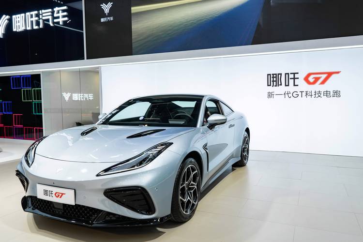 成都59哪吒汽车在智能汽车领域的表现，领途汽车在新能源汽车市场中的影响力